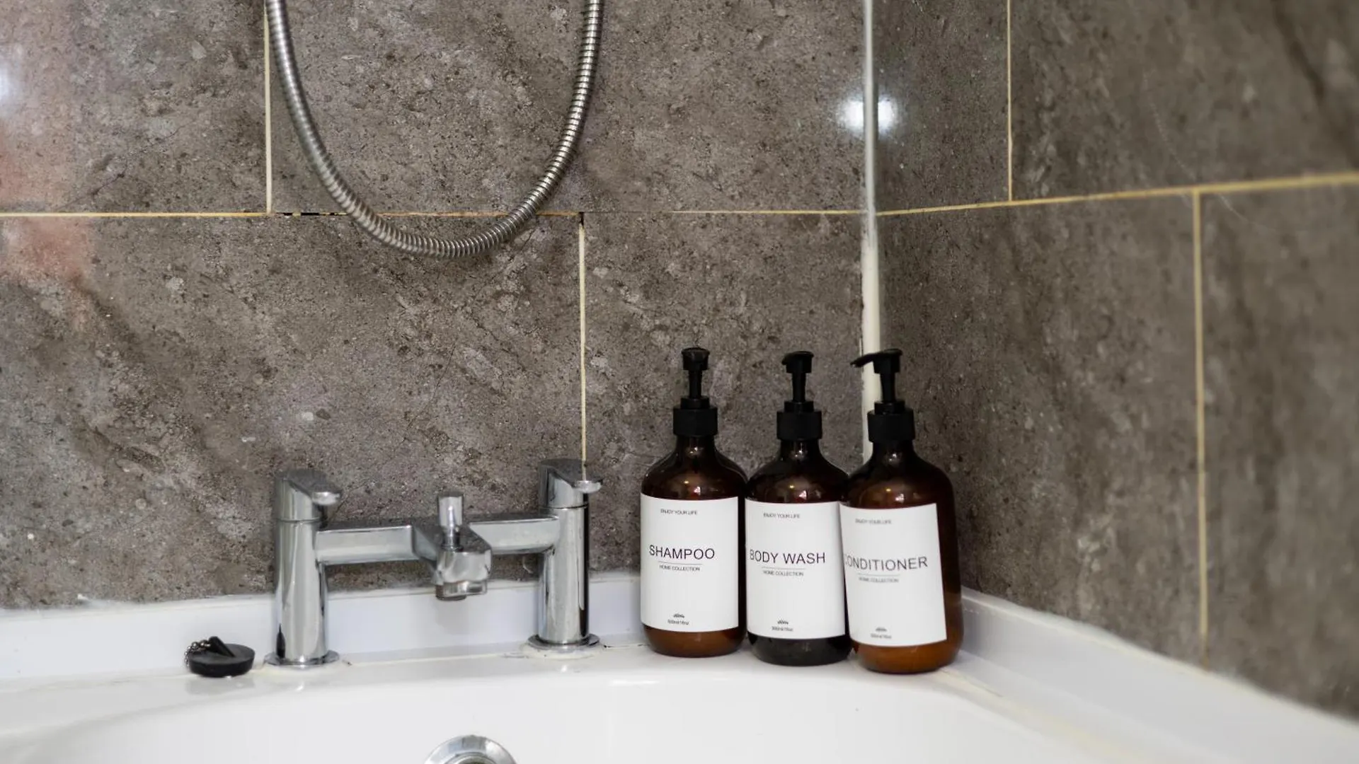 Cozy Home, Sleeps 4,Only 7Mins From Centre, Parking, Wifi & Netflix Leeds  0*, Leeds (West Yorkshire)