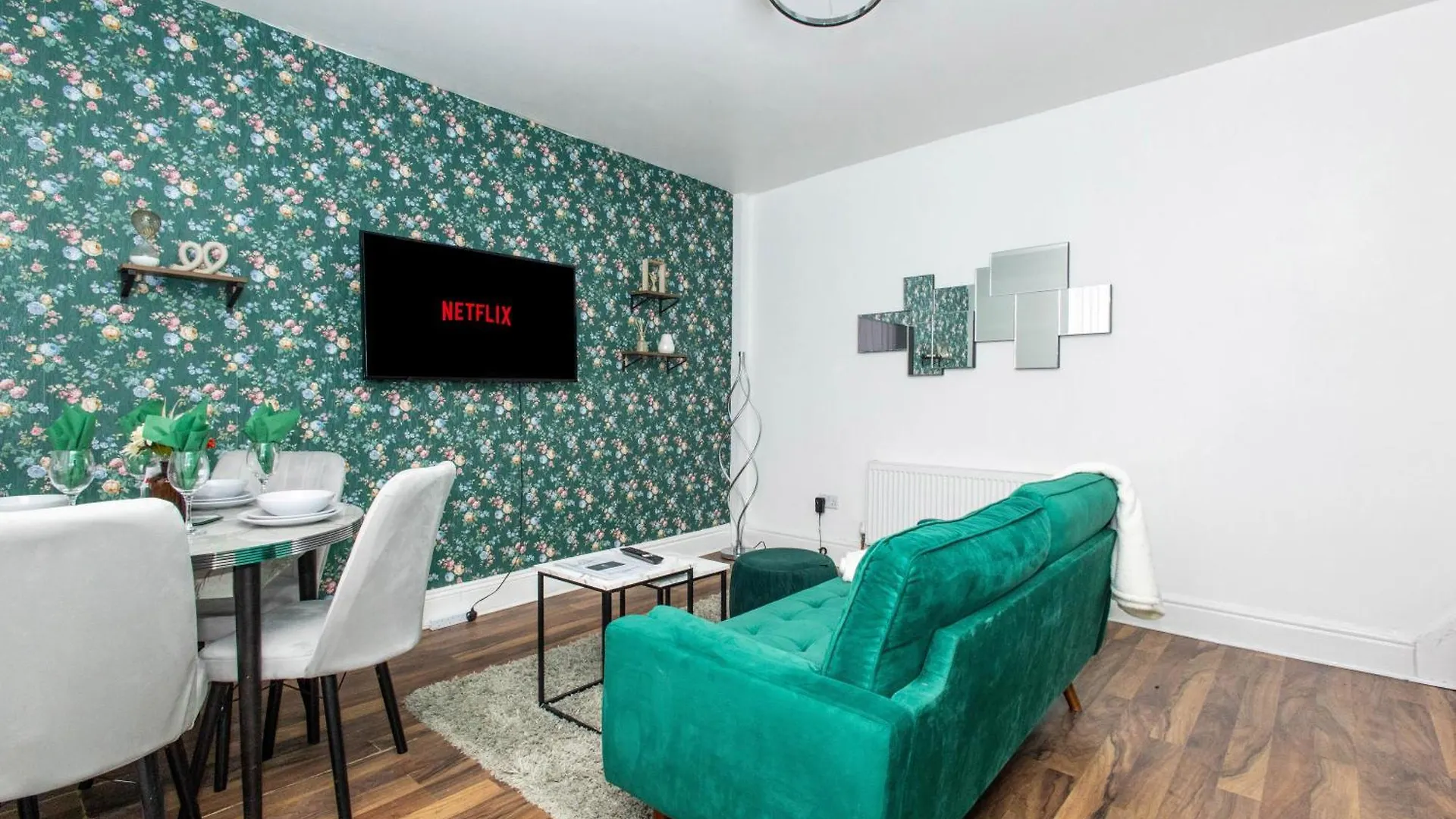 Cozy Home, Sleeps 4,Only 7Mins From Centre, Parking, Wifi & Netflix Leeds  Leeds (West Yorkshire)